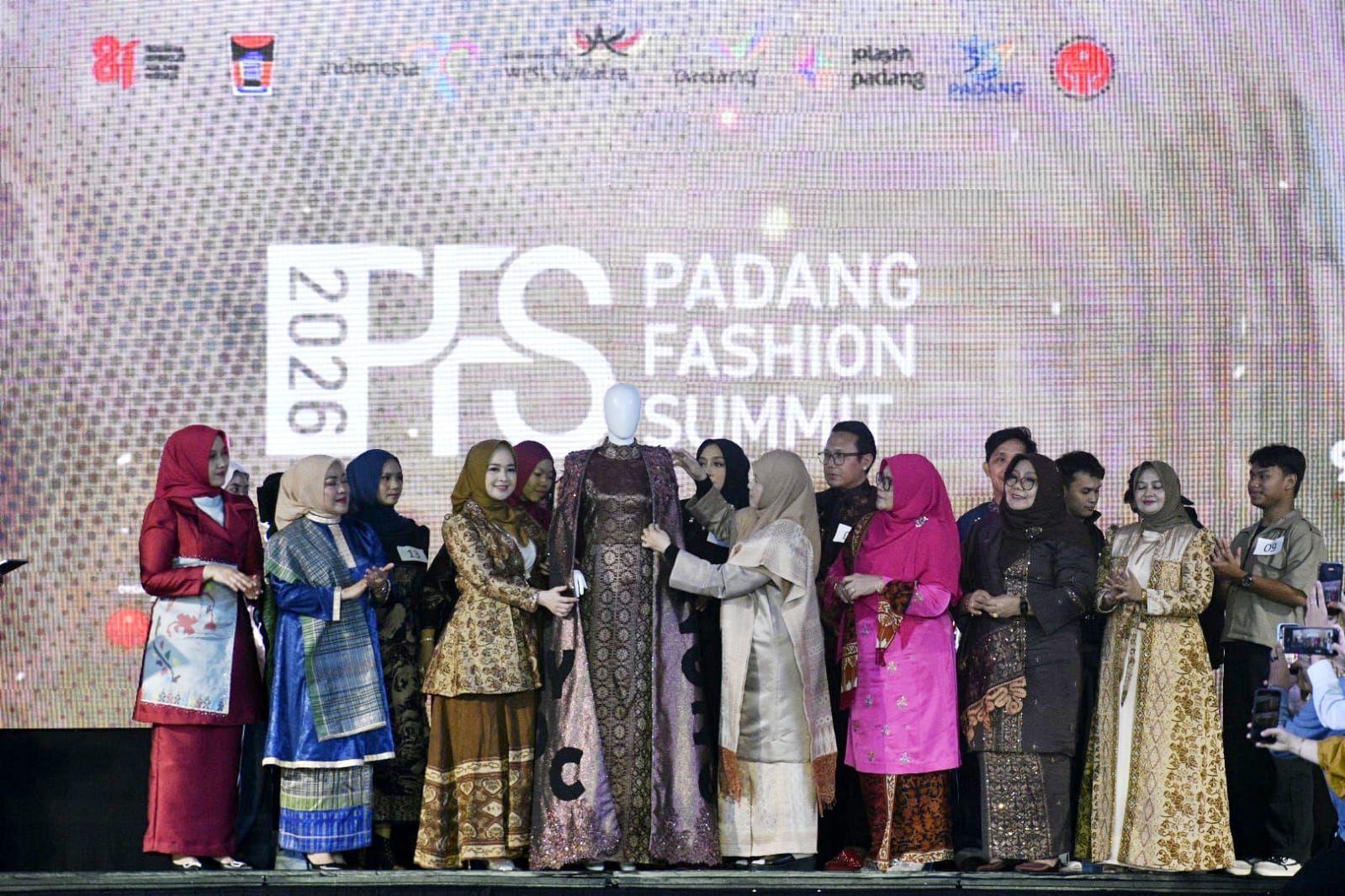 https://padang.go.id/images/YJb2ju0cyXIBrORs1Tl846T5aQVrjw4eRF62P6Om.jpg